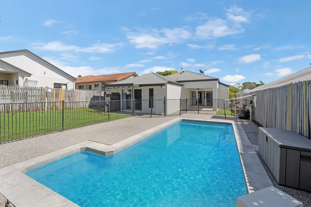 Douglas 3 Bedroom Newly refreshed as good as new with large inground pool