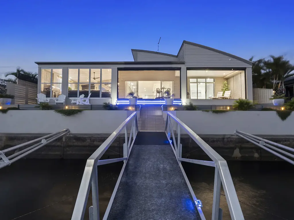 Bongaree 4房 生活方式与艺术性 - 建筑设计运河前房产 INSPECT 15/8 AT 12:15PM - LIFESTYLE AND ARTISTRY - ARCHITECTURALLY DESIGNED CANAL FRONT PROPERTY