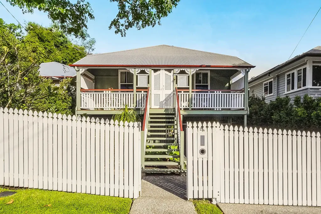 Paddington 5房 古雅Paddington街区 传统工人小屋 精心现代化改造 宽敞五卧室 品质厨房&浴室 豪华露台花园 便利市中心生活 步行至学校&社区中心 完美家庭温馨居所 Enchanting Heritage Haven: A Showcase of Modern Comfort and Timeless Charm