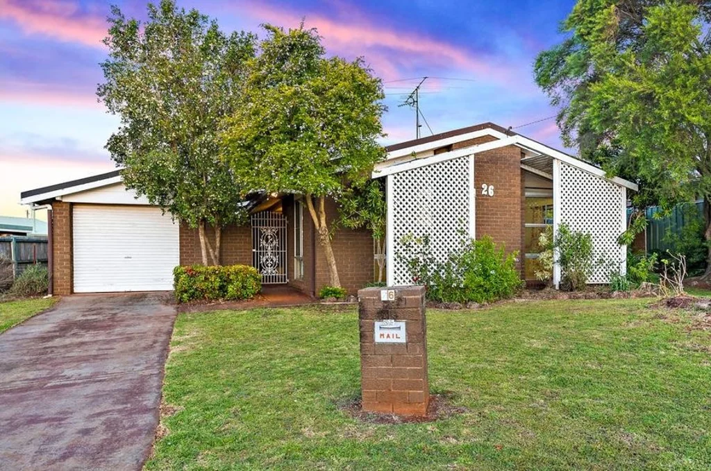 Harristown 3બેડરૂમ Spacious Brick in Sought After Location + Shed