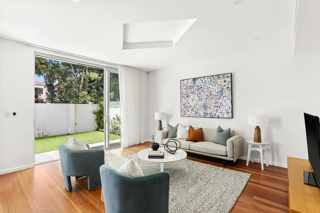 Modern Upscale Residence with Extensive Harbor Panorama