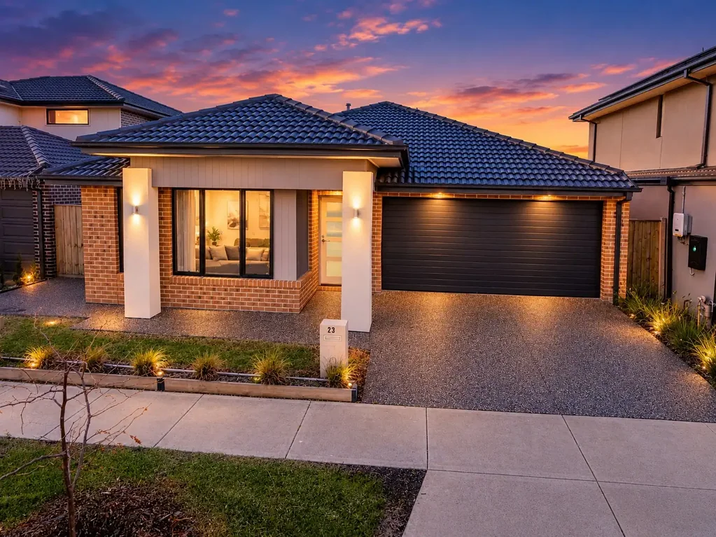 Clyde North 3 Slaapkamer Modern Home with Immediate Rental Return! Prime Location!