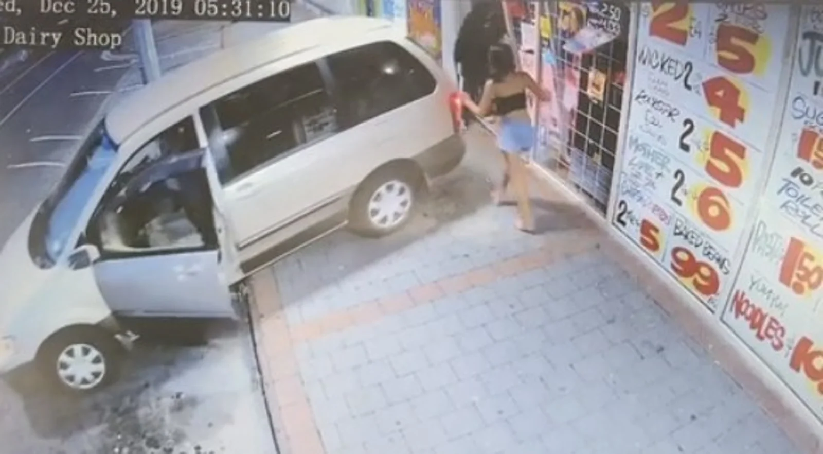 飞车抢劫！4名歹徒开车撞进商铺，店员哭诉：这就是我们辛苦工作得到的回报？
