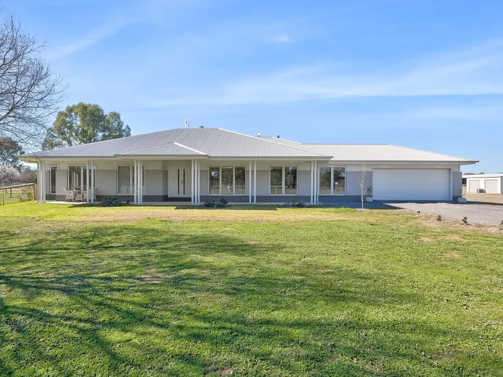Benalla Magnificent Equine Property on 11.6 Acres