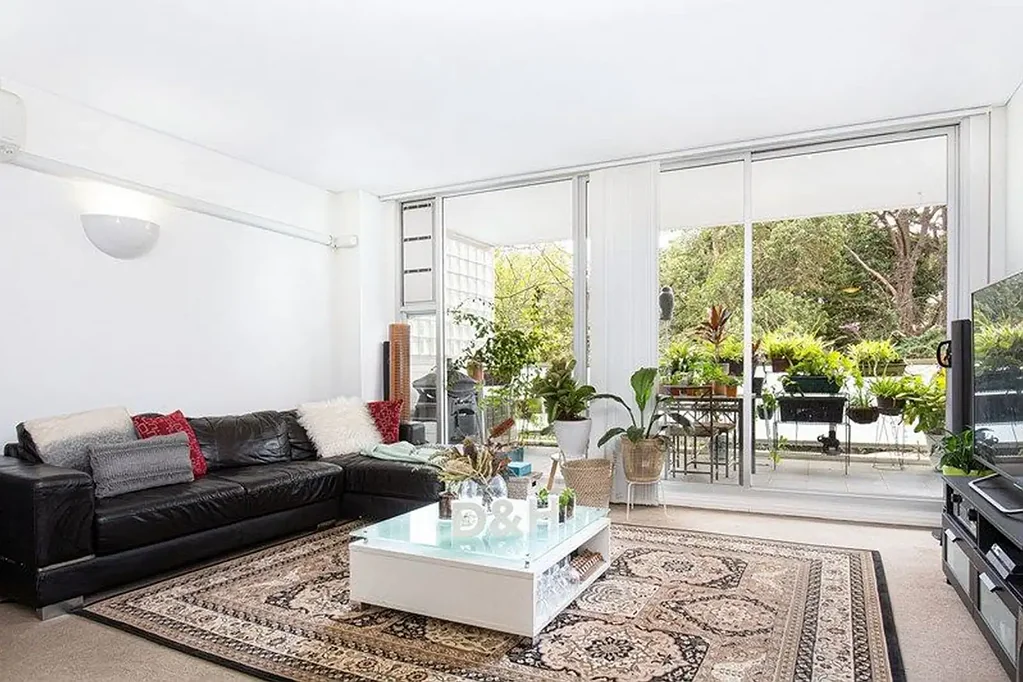 Generous 2 bed apartment in convenient city fringe location