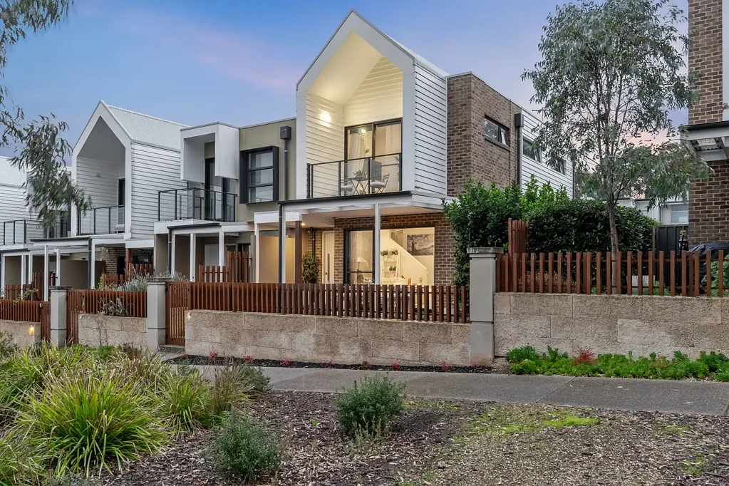 Mount Barker 3Phòng ngủ Ultra-Modern Lakeside Luxury: Premium Townhouse Living