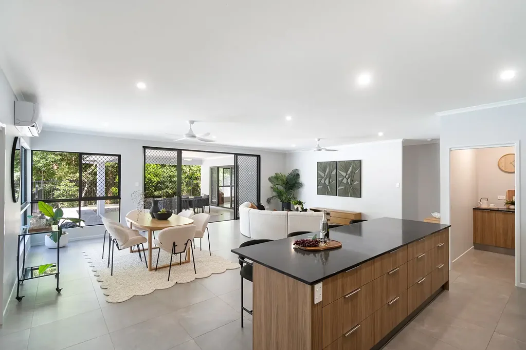 Palm Cove 5部屋 Expansive home 200m from the beach with bushland backdrop.