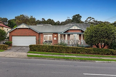 Eltham 3房 Eltham村位置 367平米街角地 单层三卧 宽敞卧室 明亮客厅 开放厨房 私密庭院 低维护生活 管道供暖 双车库 Single-level comfort within walking distance of Eltham Village.