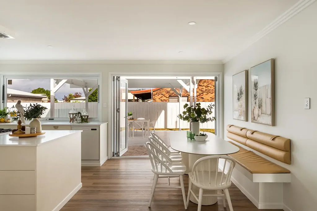 Bongaree 4 Slaapkamer A Refined Take on Coastal Convenience
