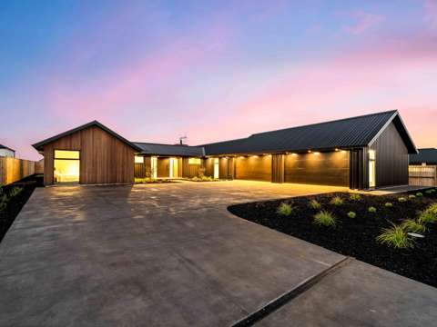 West Melton 4房  Stunning Home & Four Car Garaging!
