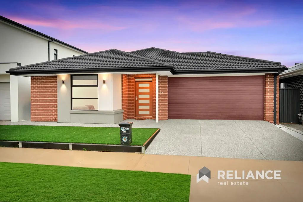Tarneit 4 Bedroom MODERN COMFORT IN PRIME LOCATION/DOORSTEP TO PRIMARY & SECONDARY SCHOOL