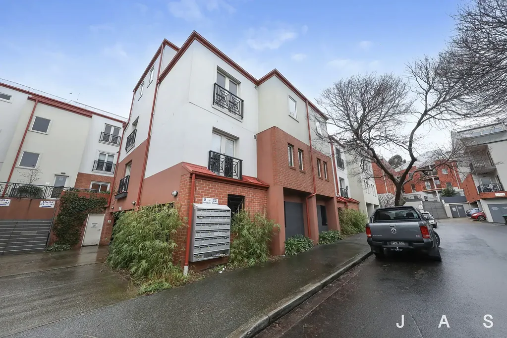 Spacious 2-bedroom apartment in Prime Kensington Location