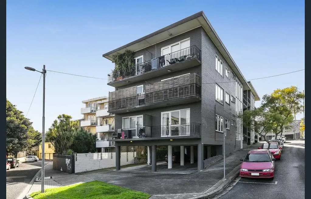 Renovated One-Bedroom Apartment in Prime Parkville Location