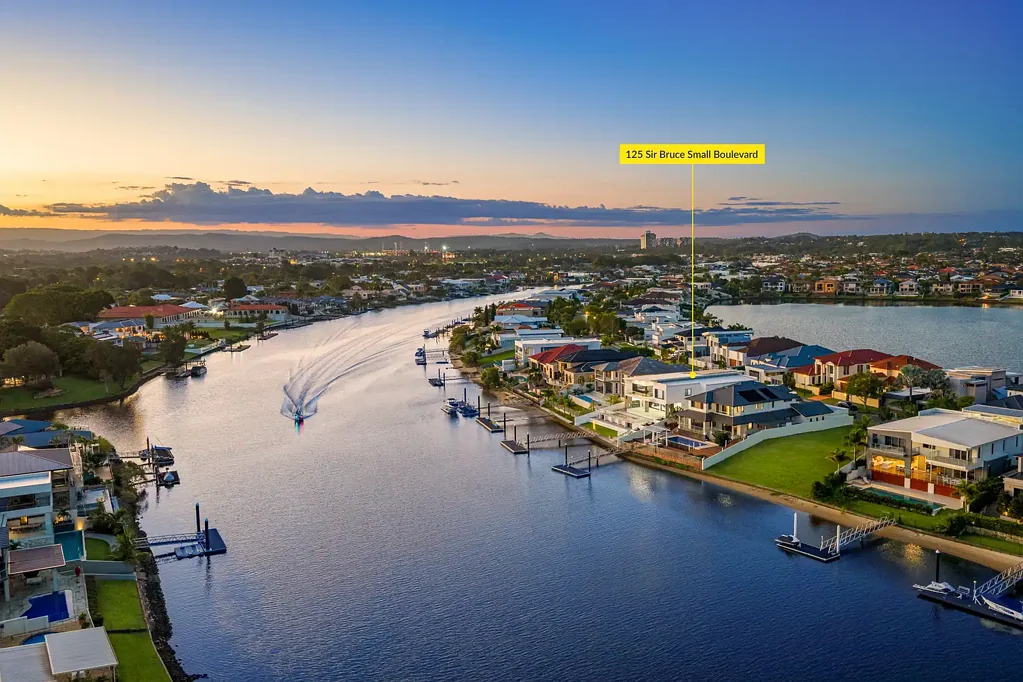 Benowa 5房  Architecturally Designed Main River Masterpiece - Near-New Luxury Residence on 950m2