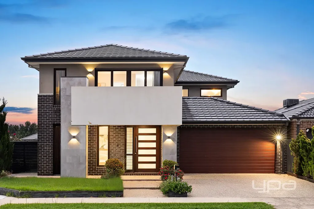 Point Cook 5房  东向朝向的 Designer Henley 住宅，拥有宏伟的户外露台与阳台休憩区 !! Designer East-Facing Henley Residence with Grand Alfresco & Balcony Retreat!!