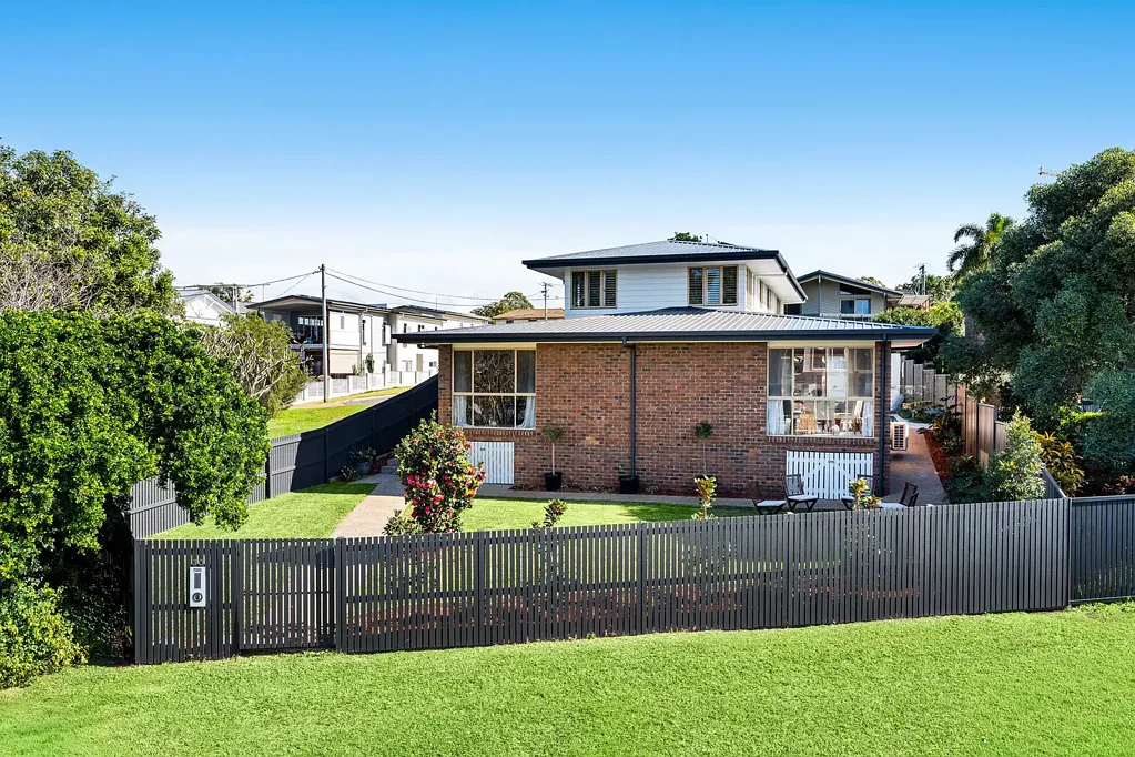 Ormiston 3બેડરૂમ Architectural Brilliance Meets Bayside Living