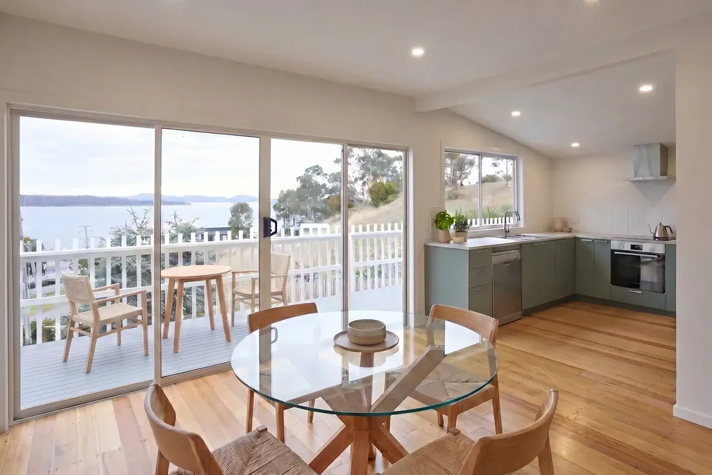 Primrose Sands 3房  Fully Renovated Coastal Retreat with Sweeping Water Views