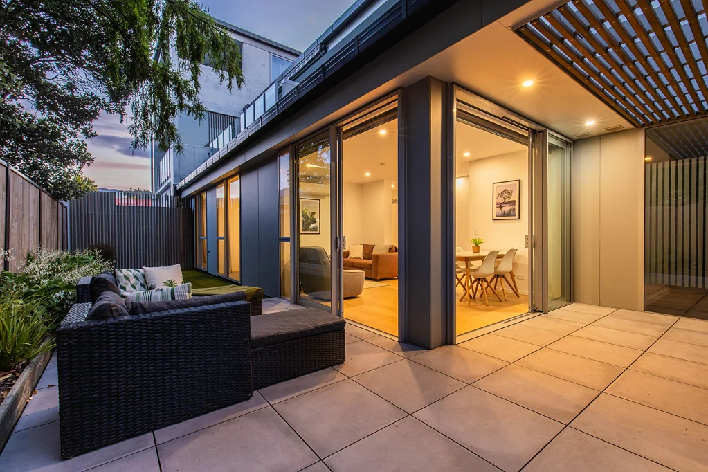 Nelson City 2房  Downsize in Style: Your Modern Oasis Awaits