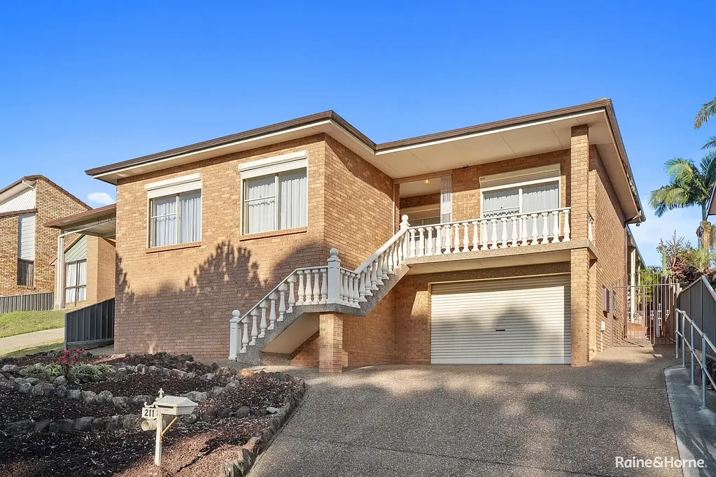 Minchinbury 5 Bedroom Expansive Family Residence on 569.7sqm with Multiple Workshop Areas