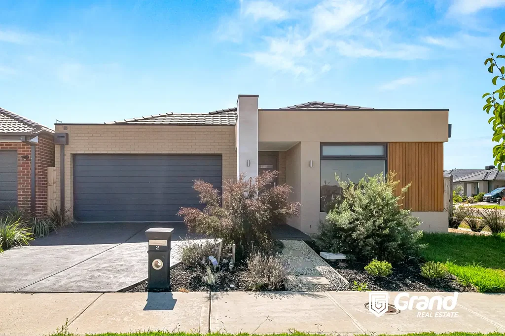 YOUNG-AGED HOUSE IN A PRIME LOCATION IN CRANBOURNE EAST !
