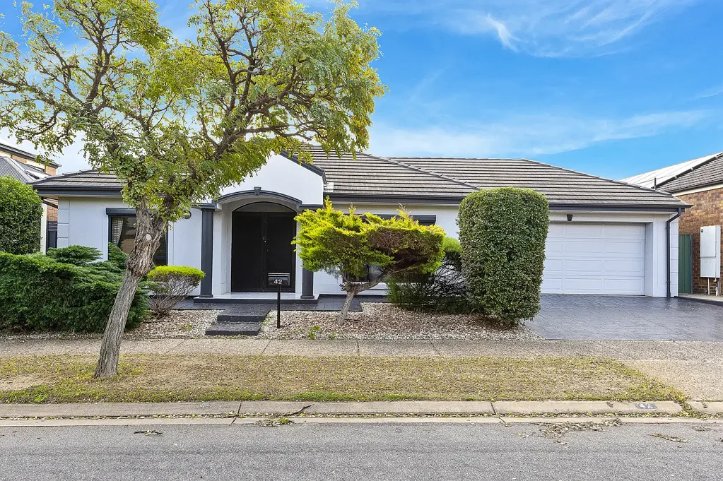 Mawson Lakes 3chambre Elite Executive Family Entertainer in Desirable Lakeside Locale!