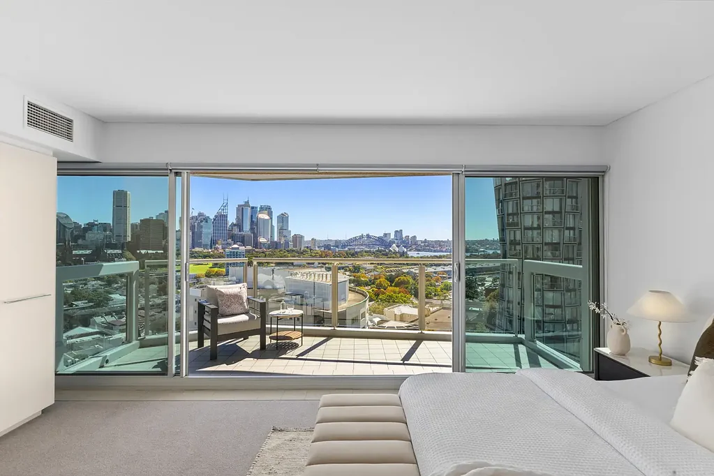 North/West-Facing Apartment with Sweeping Harbour & City Views in Zenith