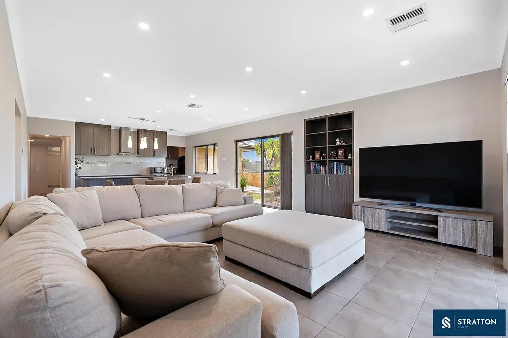 Piara Waters 5ห้องนอน Modern 2018 Built Home with High Ceilings, Scullery & Multiple Living Areas