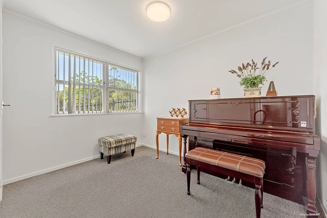 2/34B Sunnynook Road, Sunnynook, North Shore City