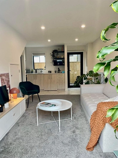 Fantastic 1 bedroom townhouse with private backyard area