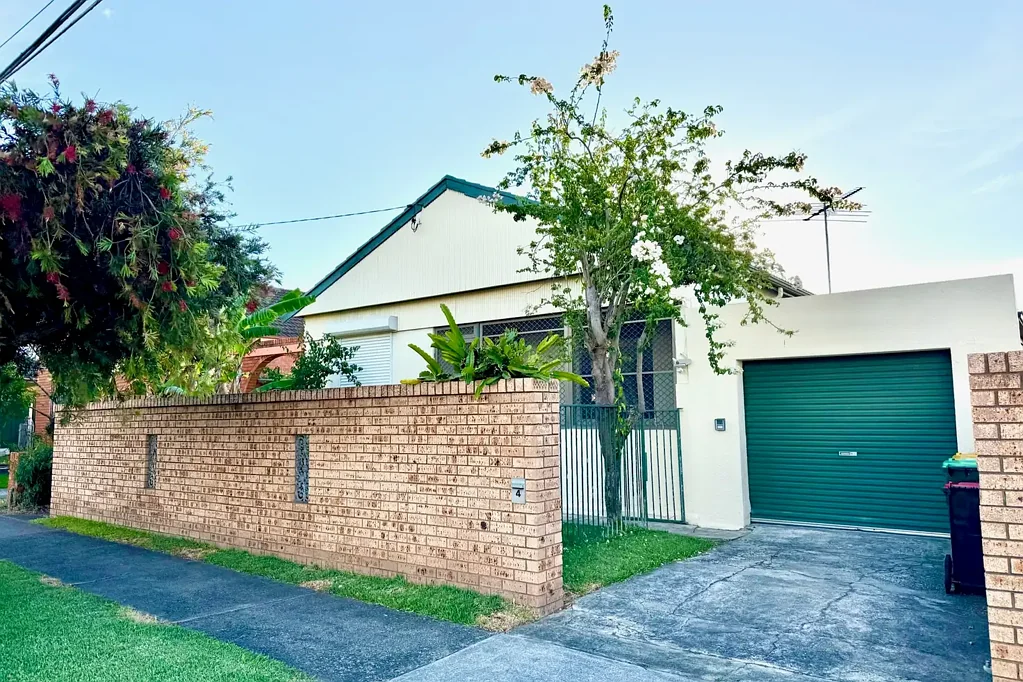 Lidcombe 4房 Lidcombe近站500米 512平米全砖宅 四卧宽敞 高天阳光庭院 游泳池车道 RARE OPPORTUNITY.. VERY CONVENIENT