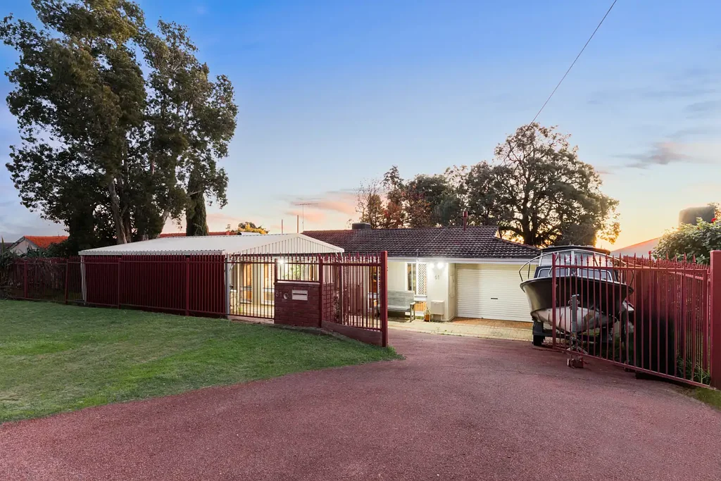 Mount Richon 5房  Mount Richon Masterpiece - 5-Bedroom Stunner with Views, Pool & Workshop