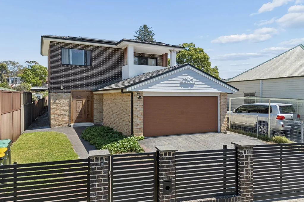 Turrella 7ਬੈੱਡਰੂਮ Spacious Two-Storey Brick Family Home – 7 Bedrooms, 6 Bathrooms on 556m² in Prime Turrella Location