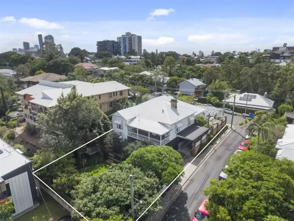 Highgate Hill 4房  位于转角地块的809平方米昆士兰风格住宅，拥有全景视野  Character Queenslander on 809m² Corner Block with Panoramic Views