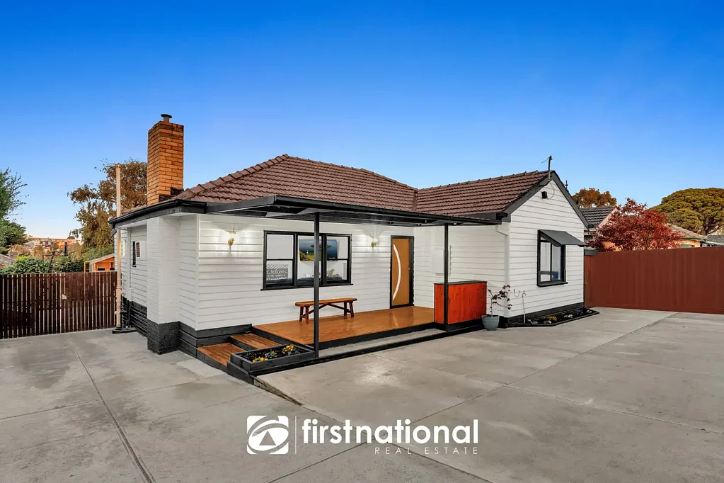 Noble Park 3Zimmer FRONT UNIT, APPROX. 302M2 LAND - NO BODY CORP FEES!