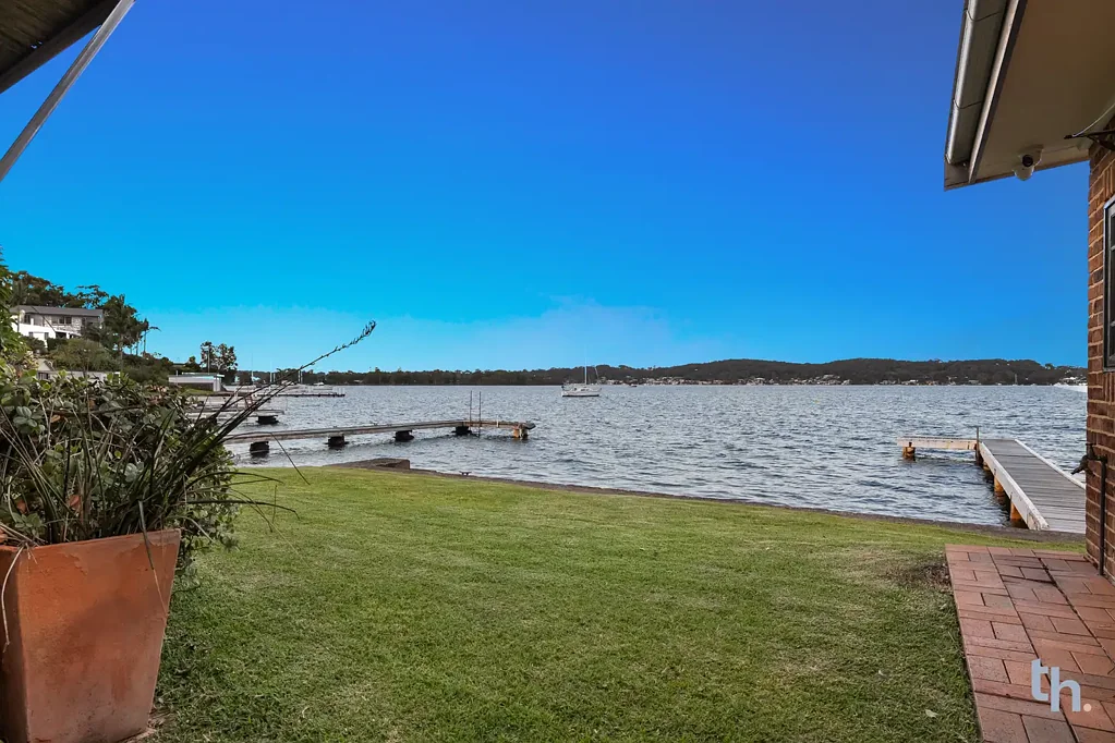 Fishing Point 5房  Expansive Lakefront Escape with Private Jetty