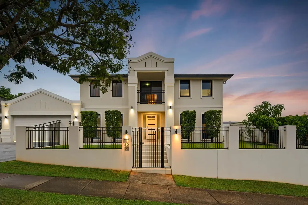 Wakerley 5房 宏伟欧式立面 宏伟帝王楼梯 超大起居空间 游泳池户外区 石材高端厨房 一楼客房套房 主套房带阳台 Wakerley优越位置 European Provincial Elegance in the Heart of Wakerley