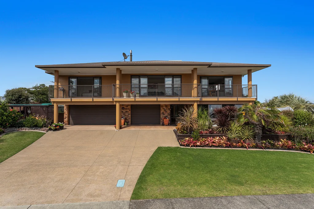 Coastlands 3침실 Spacious + triple garaging + location