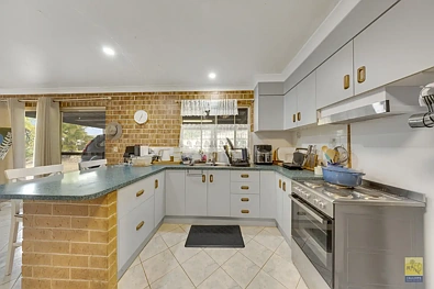 ਰਸੋਈ - 5 CHIPALA CT, CALLIOPE QLD 4680
