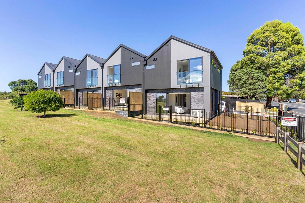 Modern Townhouse Beside The Park.