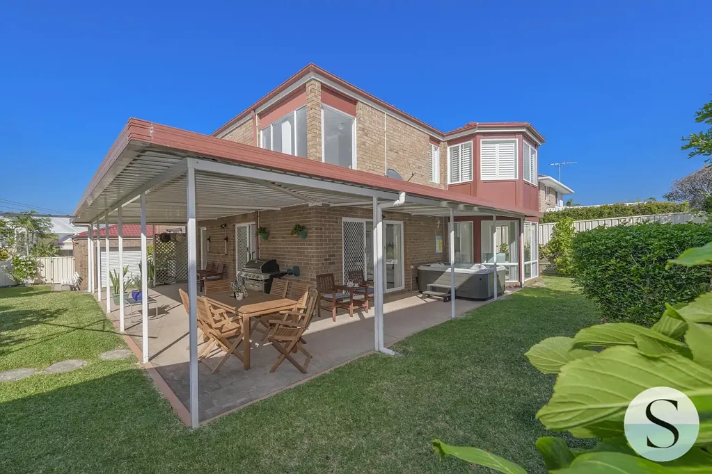 Caves Beach 5 Slaapkamer Beachside Estate, Grand Proportions, Massive Living- Front & Back, Up & Down, Stone Tops Open Kitchen, a Lift Makes it Ageless, Drive Thru Garaging!!