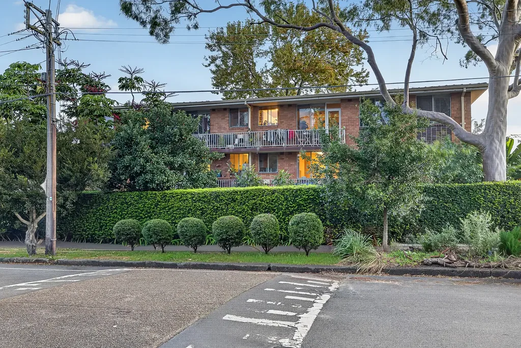 Marrickville 2房 朝北采光佳 两居室新装 冷调木地板 开放式布局 现代厨房带燃气 楼内享泳池 地段便利近Metro The Ultimate Inner West Lifestyle: Light, Fresh, and Perfectly Positioned
