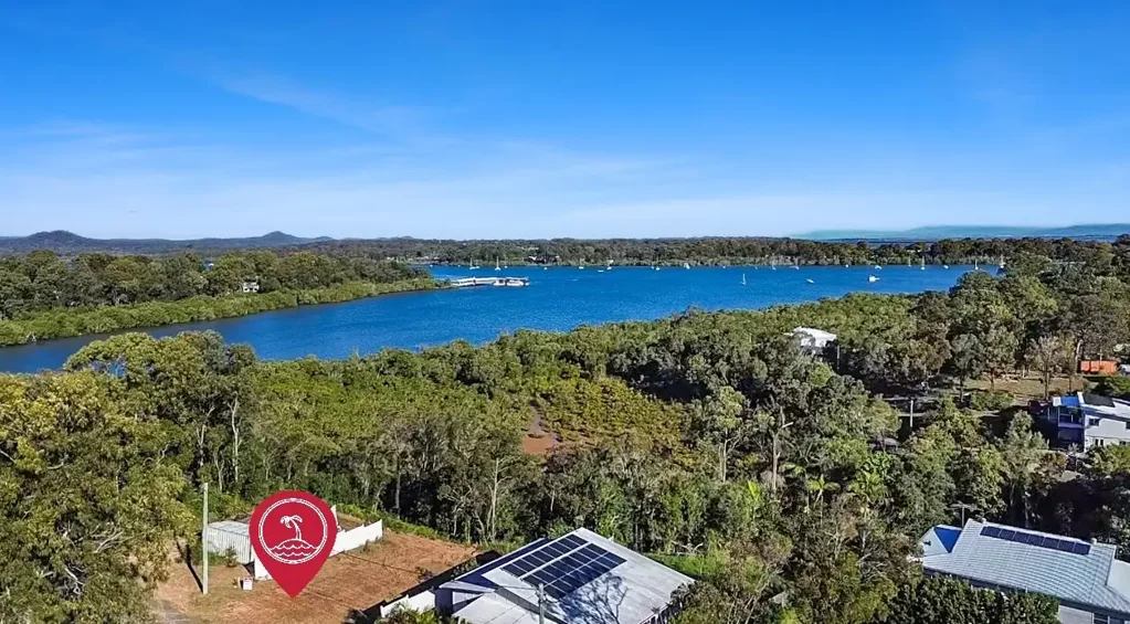 Macleay Island 556m²清理地块 无遮挡水景 水电线路临街 双侧围栏 铺设道路清晨景观 Uninterrupted Water Views & A Position That's Hard to Beat