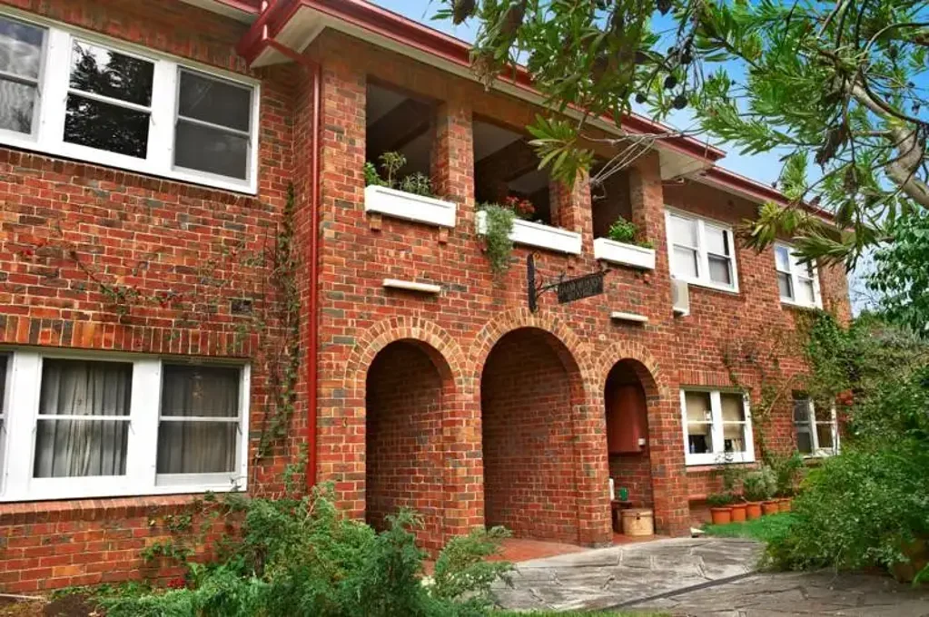AN ICONIC IVANHOE SANCTUARY