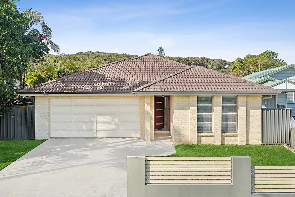 Forresters Beach 4कमरा Spacious family entertainer with poolside luxury