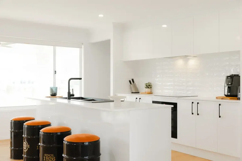 Harrisville 4房 现代acreage生活 4381㎡全封闭地块 208m²奢阔户型 高质装修 开敞式厨餐区 私密主卧套 独立媒体室 双车库升级 Modern Acreage Perfection in the Heart of Harrisville