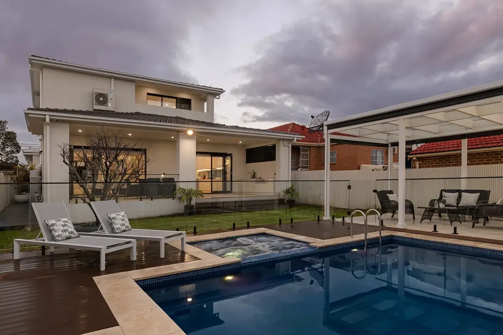 Lidcombe 4ห้องนอน Architecturally designed family entertainer welcomes a northerly aspect