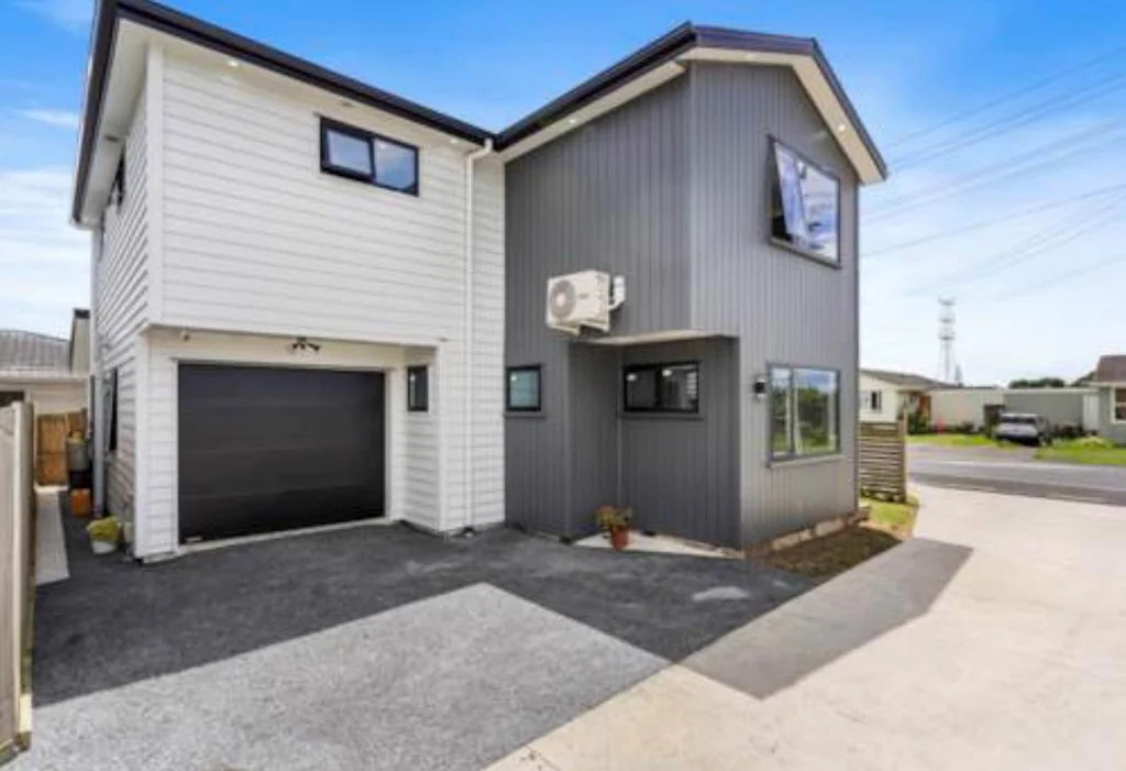 Manurewa East 5 Slaapkamer Solid Brick and Weatherboard Living