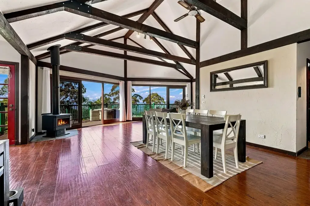 Bowen Mountain 3Phòng ngủ A MOUNTAIN LIFESTYLE TO LOVE – BEAUTIFUL VIEWS, WARM CHARACTER, COOL LAYOUT & PEACEFUL SURROUNDS... WITH ITS FUNKY APPEAL THIS IS A GREAT FIRST HOME.!