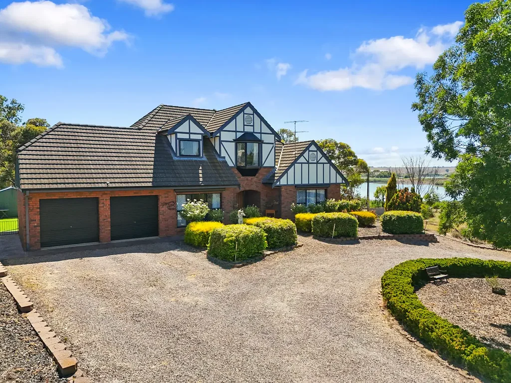 Murray Bridge 4房  An Iconic Residence With River Views