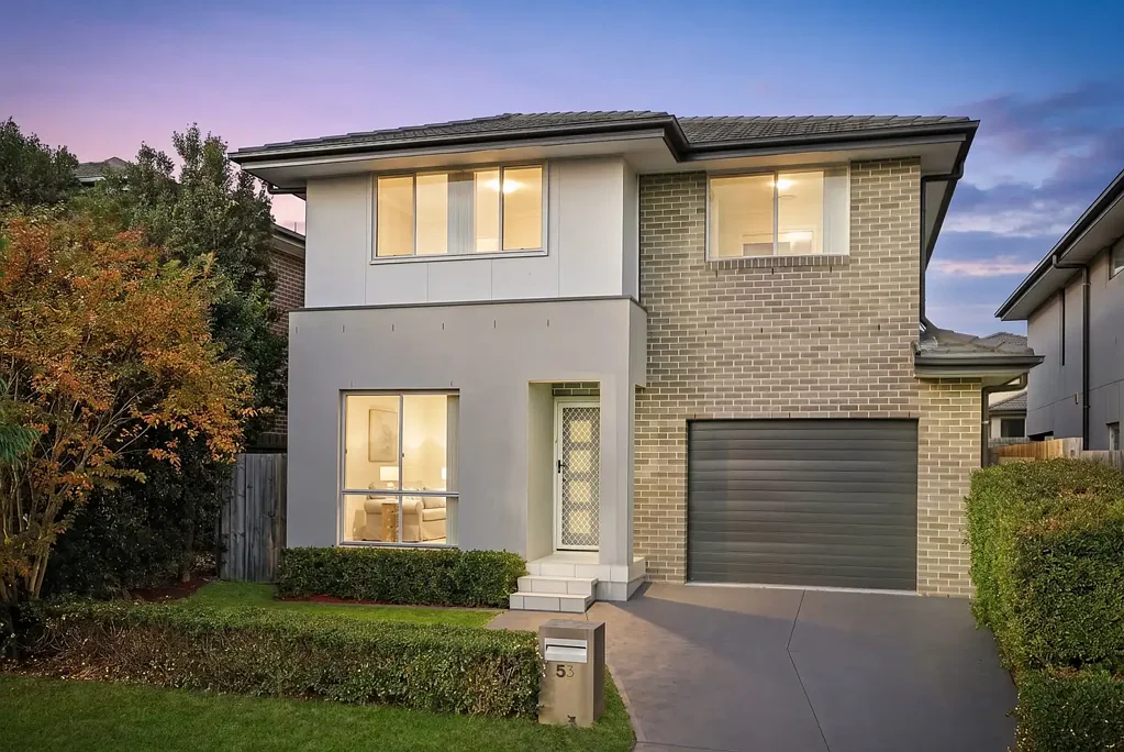 Schofields 4Zimmer Walk To Station ,Schools , Parks & Easy Commute To Metro !!